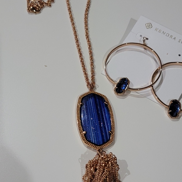 New Kendra Scott Necklace & Hoop Earring Set in Rose Gold Navy Dusted Glass Blue - Picture 8 of 11